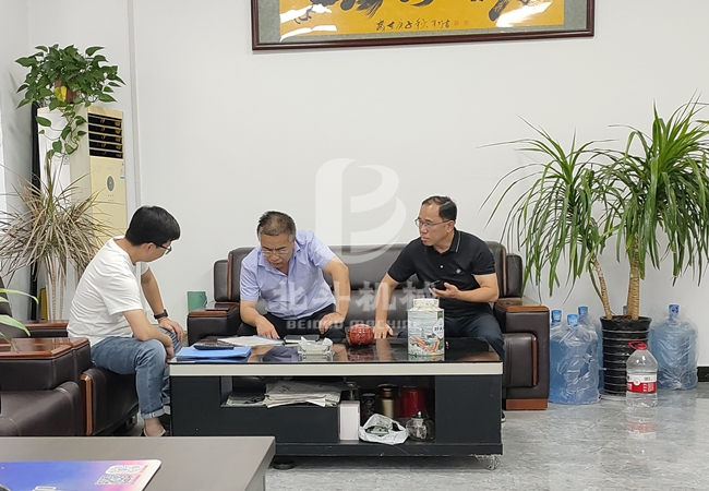 周經(jīng)理熱情接待遠(yuǎn)道而來(lái)的客戶(hù)