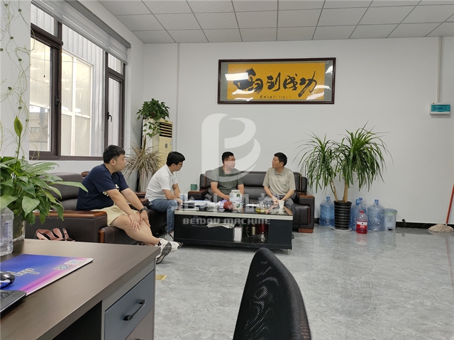 總工程師張總熱情接待兩位湖南的客戶(hù)